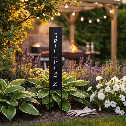 DekoSturm black metal garden stake sign with 'Grillplatz' text, 83cm tall, for outdoor use.